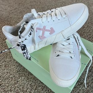 Off-White Vulcanized Bicolor Low-top Sneakers, White/Black, Women's, 9B